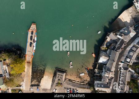 Die Bodinnick Ferry zwischen Fowey und Polruan, Cornwall, Großbritannien, bereitet sich darauf vor, die Fowey-Seite des Flusses zu verlassen. Stockfoto