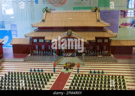 NAHA, OKINAWA, JAPAN - 15. Sep 2016: Ein Miniaturmodell, das eine historische Königsversammlung in der Seiden-Haupthalle des Shuri Castle in Okin darstellt Stockfoto