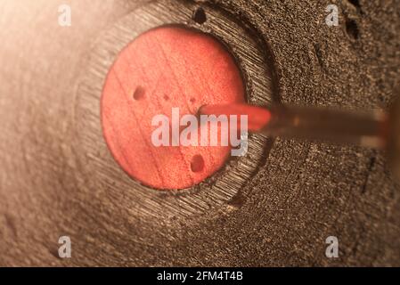 Dartscheibe in Bullauge mit geringer Tiefe von Feldkonzept zum Erreichen des Ziels Stockfoto