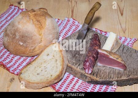 Civraxiu Brot mit Sartizzu in Sardinien hergestellt Stockfoto