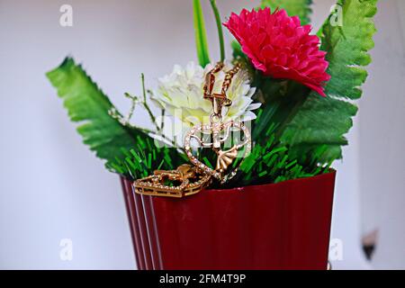 Zwei Halsketten aus goldenem Zubehör mit einem Schmetterling und einem Tänzer mit Rosen Stockfoto