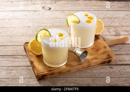 Pisco Sour Cocktail auf Holztisch. Traditioneller peruanischer Cocktail Stockfoto