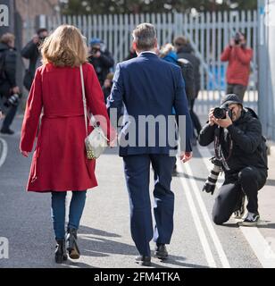 London, Großbritannien. Mai 2021. Der Parteivorsitzende der Labour Party, SIR KEIR STARMER, und seine Frau VICTORIA besuchen am Tag der Wahlen in England, Schottland und Wales ein Wahllokal in Kentish Town, Nord-London. „Super Thursday“ wird in England ratswahlen und Mayoral-Wahlen sowie in den Nationalversammlungen von Holyrood in Schottland und Senedd in Wales stattfinden. Bildnachweis: Ben Cawthra/Sipa USA **KEINE Verkäufe in Großbritannien** Bildnachweis: SIPA USA/Alamy Live News Stockfoto