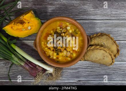 Empanadas und Locro, typische Lebensmittel der argentinischen Gastronomie Stockfoto