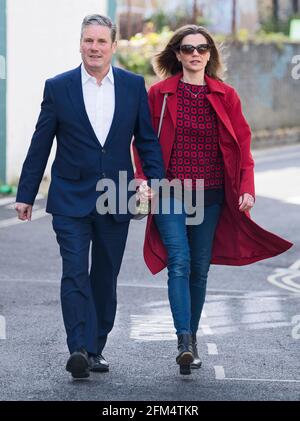 London, Großbritannien. Mai 2021. Der Parteivorsitzende der Labour Party, SIR KEIR STARMER, und seine Frau VICTORIA besuchen am Tag der Wahlen in England, Schottland und Wales ein Wahllokal in Kentish Town, Nord-London. „Super Thursday“ wird in England ratswahlen und Mayoral-Wahlen sowie in den Nationalversammlungen von Holyrood in Schottland und Senedd in Wales stattfinden. Bildnachweis: Ben Cawthra/Sipa USA **KEINE Verkäufe in Großbritannien** Bildnachweis: SIPA USA/Alamy Live News Stockfoto