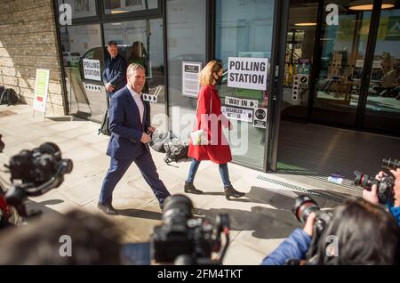 London, Großbritannien. Mai 2021. Der Parteivorsitzende der Labour Party, SIR KEIR STARMER, und seine Frau VICTORIA besuchen am Tag der Wahlen in England, Schottland und Wales ein Wahllokal in Kentish Town, Nord-London. „Super Thursday“ wird in England ratswahlen und Mayoral-Wahlen sowie in den Nationalversammlungen von Holyrood in Schottland und Senedd in Wales stattfinden. Bildnachweis: Ben Cawthra/Sipa USA **KEINE Verkäufe in Großbritannien** Bildnachweis: SIPA USA/Alamy Live News Stockfoto