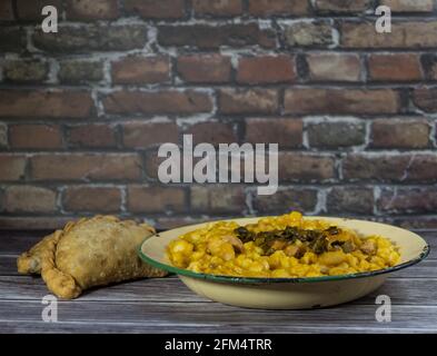 Empanadas und Locro, typische Lebensmittel der argentinischen Gastronomie Stockfoto