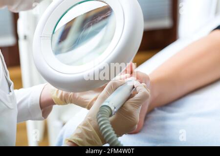 Frau, die podologischen Behandlung im Day Spa Stockfoto