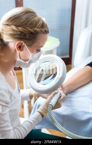 Frau, die podologischen Behandlung im Day Spa Stockfoto