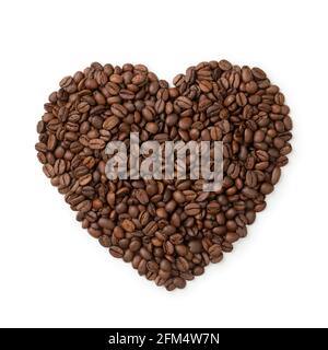 Braun geröstete Kaffeebohnen in herzförmiger Nahaufnahme Isoliert auf weißem Hintergrund Stockfoto