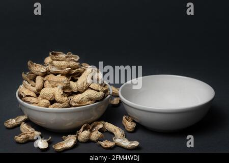 Eine Schüssel voller zerrissener Erdnussschalen Stockfoto