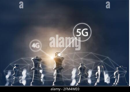 Übertragung von 4g auf 5g Konzeptänderung der Internet-Verbindungstechnik. Schachspiel-Wettkampfkonzept Stockfoto