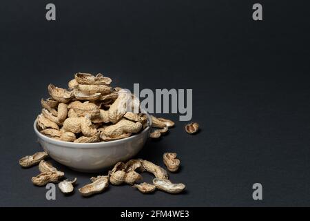 Eine Schüssel voller zerrissener Erdnussschalen Stockfoto