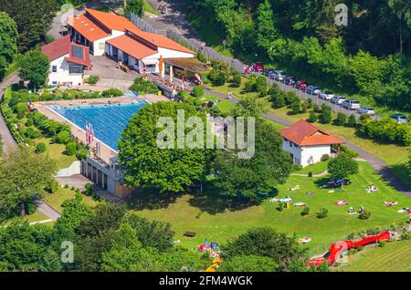 Bad Urach, Baden-Württemberg, Deutschland - 6. Juni 2014: Blick von oben über das Freibad am Tiergartenberg. Stockfoto