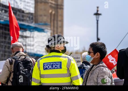 LONDON, Großbritannien – 02/05/21: Wir unterstützen Demonstranten der NUG marschieren zur Unterstützung der Regierung der Nationalen Einheit von Myanmar. Protest nach dem jüngsten Militärputsch Stockfoto