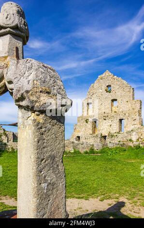 Brunnenkopf aus gotischem Tracery und Giebenseite eines baufälligen Gebäudes, mittelalterliche Burgruine von Hohenurach, Bad Urach, Baden-Württemberg, Deutschland. Stockfoto