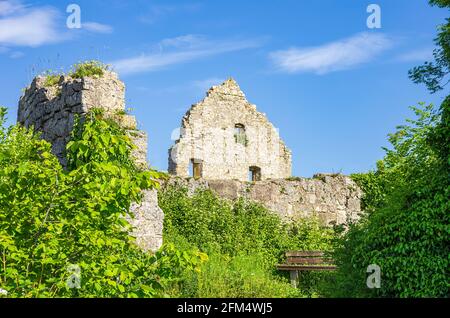 Idyllischer Ort mit Bank, mittelalterliche Burgruine Hohenurach, Bad Urach, Schwäbische Alb, Baden-Württemberg, Deutschland. Stockfoto