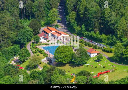 Bad Urach, Baden-Württemberg, Deutschland - 6. Juni 2014: Blick von oben über das Freibad am Tiergartenberg. Stockfoto