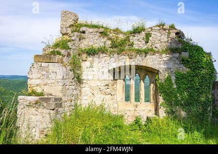 Gotische Tracierfenster in einem alten Wandfragment, mittelalterliche Burgruinen von Hohenurach, Bad Urach, Schwäbische Alb, Baden-Württemberg, Deutschland. Stockfoto