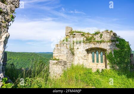 Gotische Tracierfenster in einem alten Wandfragment, mittelalterliche Burgruinen von Hohenurach, Bad Urach, Schwäbische Alb, Baden-Württemberg, Deutschland. Stockfoto