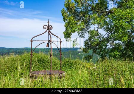 Historischer Brunnendeckel aus Schmiedeeisen, mittelalterliche Burgruine Hohenurach, Bad Urach, Schwäbische Alb, Baden-Württemberg, Deutschland. Stockfoto