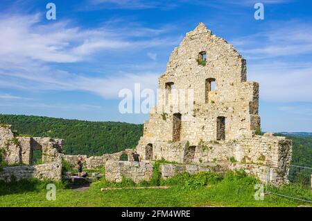 Giebelseite eines baufälligen Gebäudes, mittelalterliche Burgruinen von Hohenurach, Bad Urach, Schwäbische Alb, Baden-Württemberg, Deutschland. Stockfoto