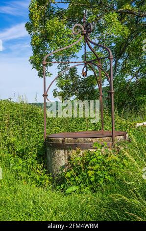 Historischer Brunnendeckel aus Schmiedeeisen, mittelalterliche Burgruine Hohenurach, Bad Urach, Schwäbische Alb, Baden-Württemberg, Deutschland. Stockfoto