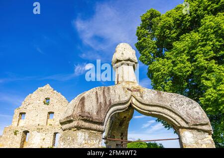 Brunnenkopf aus gotischem Tracery und Giebenseite eines baufälligen Gebäudes, mittelalterliche Burgruine von Hohenurach, Bad Urach, Baden-Württemberg, Deutschland. Stockfoto