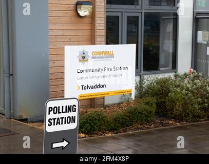 Tolvaddon, Cornwall,6. Mai 2021, die Ratswahlen in Cornwall fanden heute in der Gemeindefeuerwache von Cornwall statt, die Polling-Station ist von 7:00 bis 22:00 Uhr geöffnet, bevor die Wahlkarten zur Zählung weggenommen werden. Kredit: Keith Larby/Alamy Live Nachrichten