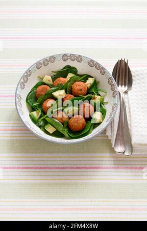 Falafel-Salat mit Pesto-Spinat-Avocado und Sesam Stockfoto