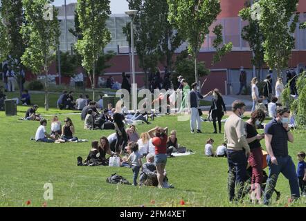 Viele Menschen haben am ersten Sonntag im Mailänder Park 'Biblioteca degli alberi' nach der Wiedereröffnung für die Sperre wieder Platz gemacht. Stockfoto