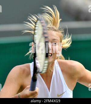 WIMBLEDON TENNIS CHAMPIONSHIPS 2008. TAG 24/6/2008. M.SHARAPOVE WÄHREND IHRES MATCHES MIT S.FORETZ. BILD DAVID ASHDOWN Stockfoto