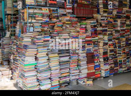 Gebrauchte Bücher im Regal im alten Laden bei Chatuchak-Markt Stockfoto