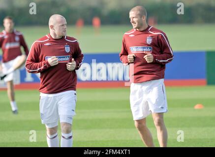 ENGLAND AUSBILDUNG IN LONDON COLNEY. 10/10/2008. WAYNE ROONEY UND DAVID BECKHAM. BILD DAVID ASHDOWN Stockfoto