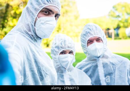 Eine Gruppe von Umweltschützern trägt freiwillig Handschuhe und eine schützende Gesichtsmaske Ein Selfie im Freien nach der Wiedereröffnung des Lockdown.Ökologen in einem parken Stockfoto