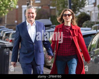 Der Gewerkschaftsführer Sir Keir Starmer und seine Frau Victoria gehen am 6. Mai 2021 zu ihrer lokalen Polling Station in Nord-London, Großbritannien Stockfoto