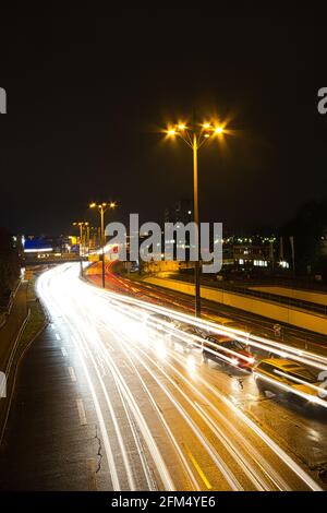 KOBLENZ, DEUTSCHLAND - 13. Dez 2016: Eine Aufnahme einer Brücke, die eine Straßenbeleuchtung durch vorbeifahrende Autos zeigt. Langzeitbelichtung Stockfoto