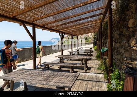 Ligurien, Italien, Juni 2020. Der malerische Weg über dell'amore, der die Cinque Terre verbindet. Drei Touristen, die die Isolation nutzten, machten sich auf den Weg Stockfoto