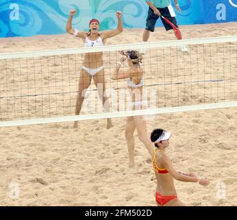 OLYMPISCHE SPIELE PEKING 2008. 13. TAG 21/8/08 WOMAN'S S BEACH VOLLEYBALL UAS V CHINA GOLDMEDAILLENSPIEL. MISTY MAY-TREANOR (LINKS) .& KERRI WALSH NACH DEM SIEG IM SPIEL V JIA TIAN & JIF WANG (CHN). BILD DAVID ASHDOWN. Stockfoto