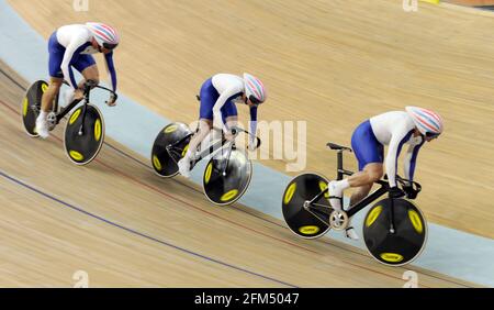 OLYMPISCHE SPIELE PEKING 2008. TAG 15/8/08. TRACK CYCLING TEAM SPRINT. JAMIE STAFF FÜHRT JASON KENNY UND CHRIS HOY IN DER 1. RUNDE VOR DEM FINALE AN. BILD DAVID ASHDOWN Stockfoto