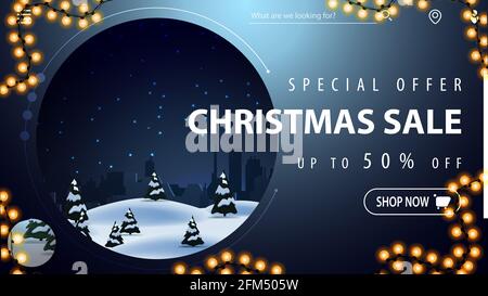 Sonderangebot, Weihnachtsverkauf, bis zu 50 Rabatt, schönes blaues modernes Rabattbanner mit Winterlandschaft im Hintergrund und Girlande-Rahmen Stockfoto
