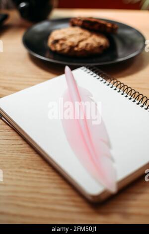 Professionelle Content Creator Arbeitsplatz, neues Projekt, Suche neue Idee, Autor Inspiration. Leeres offenes Notizbuch und Federstift auf dem Schreibtisch Stockfoto