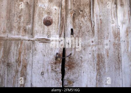 Alte Holztür auf dem Land Stockfoto