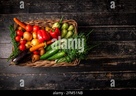 Korb mit frischem Obst und Gemüse. Gesunde Ernährung, natürliches Obst und Gemüse Stockfoto