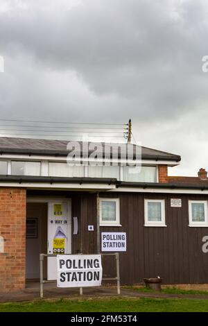 Ashford, Kent, Großbritannien. Mai 2021. Ein düsterer Tag, an dem die Meinungsforscher im Regen die Wahllokale trafen. Regenwolken über dem Wahllokal des Dorfhauses von hamstreet. Foto-Kredit: Paul Lawrenson /Alamy Live Nachrichten Stockfoto