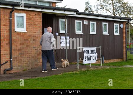 Ashford, Kent, Großbritannien. Mai 2021. Ein düsterer Tag, an dem die Meinungsforscher im Regen die Wahllokale trafen. Foto-Kredit: Paul Lawrenson /Alamy Live Nachrichten Stockfoto