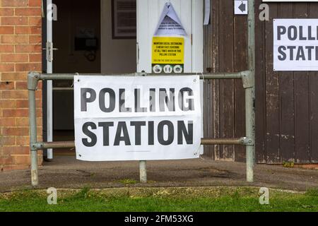 Ashford, Kent, Großbritannien. Mai 2021. Ein düsterer Tag, an dem die Meinungsforscher im Regen die Wahllokale trafen. Foto-Kredit: Paul Lawrenson /Alamy Live Nachrichten Stockfoto