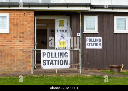 Ashford, Kent, Großbritannien. Mai 2021. Ein düsterer Tag, an dem die Meinungsforscher im Regen die Wahllokale trafen. Foto-Kredit: Paul Lawrenson /Alamy Live Nachrichten Stockfoto