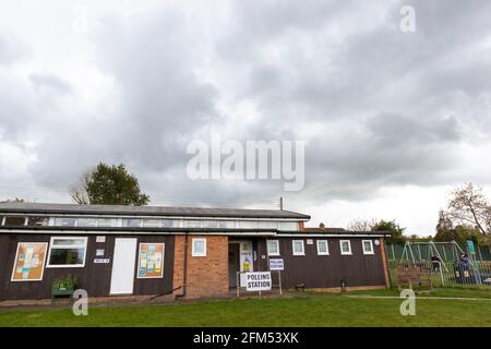 Ashford, Kent, Großbritannien. Mai 2021. Ein düsterer Tag, an dem die Meinungsforscher im Regen die Wahllokale trafen. Regenwolken über dem Wahllokal des Dorfhauses von hamstreet. Foto-Kredit: Paul Lawrenson /Alamy Live Nachrichten Stockfoto