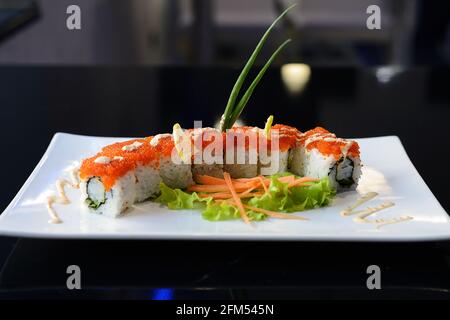 Japanisches Sushi auf einem schwarzen Teller. Stockfoto